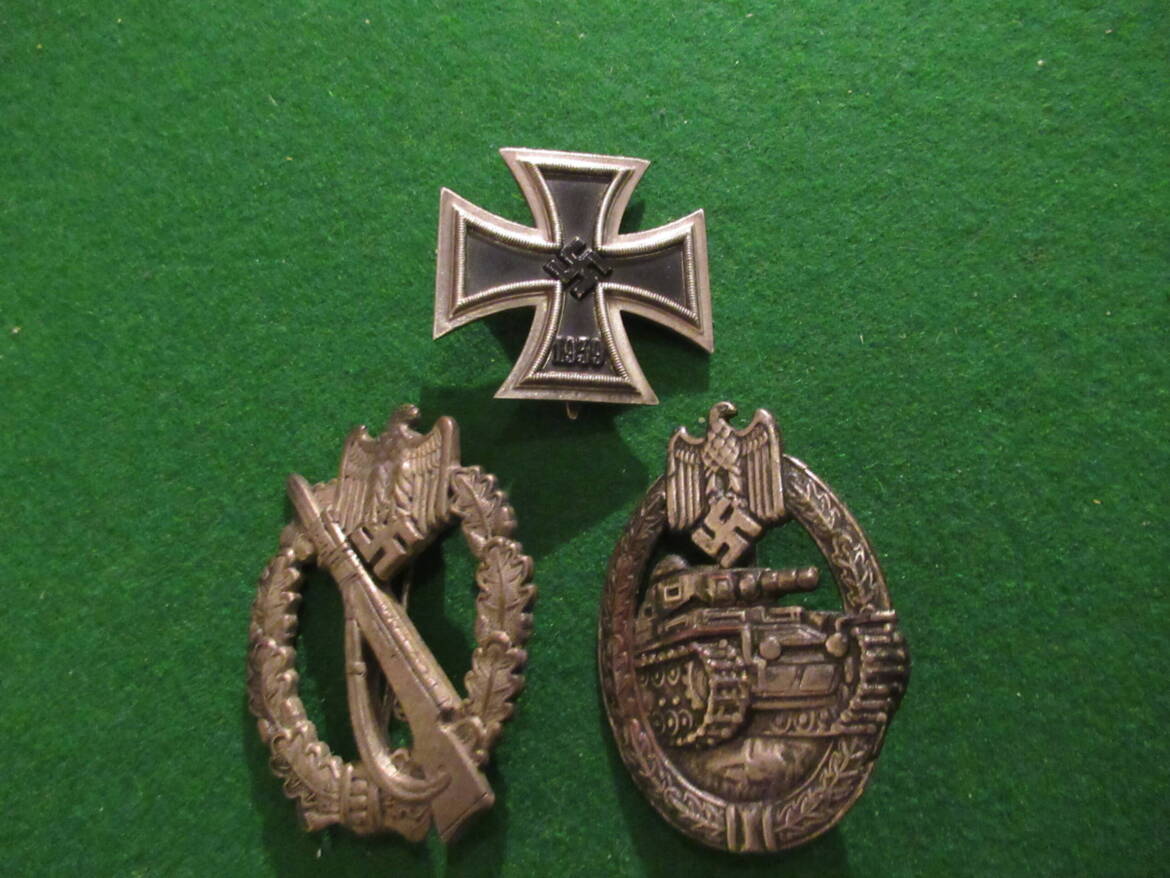 Heer-Medals-Awards-scaled.jpg